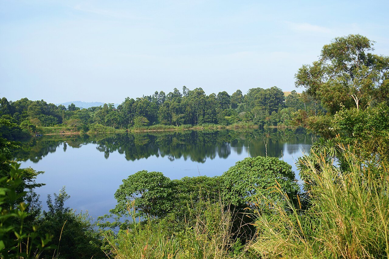 平静的湖面,水面像一面镜子