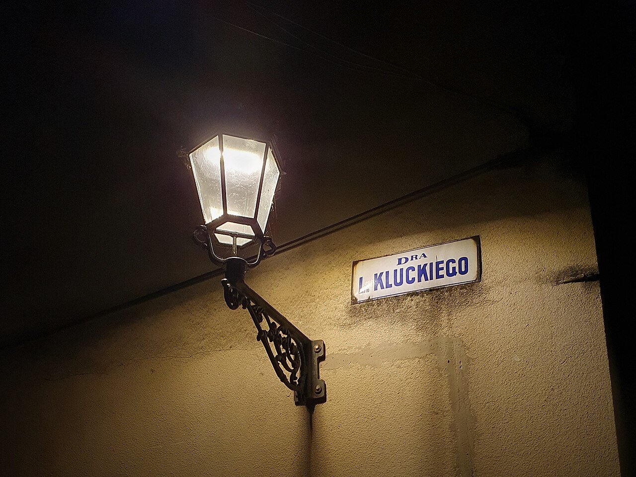 夜晚街边的路灯