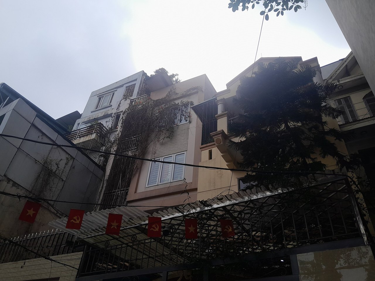 清晨的街，照常开门做生意