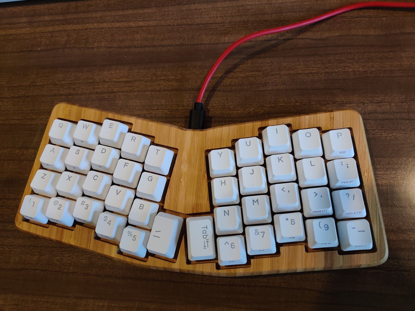 木桌上的分体式机械键盘