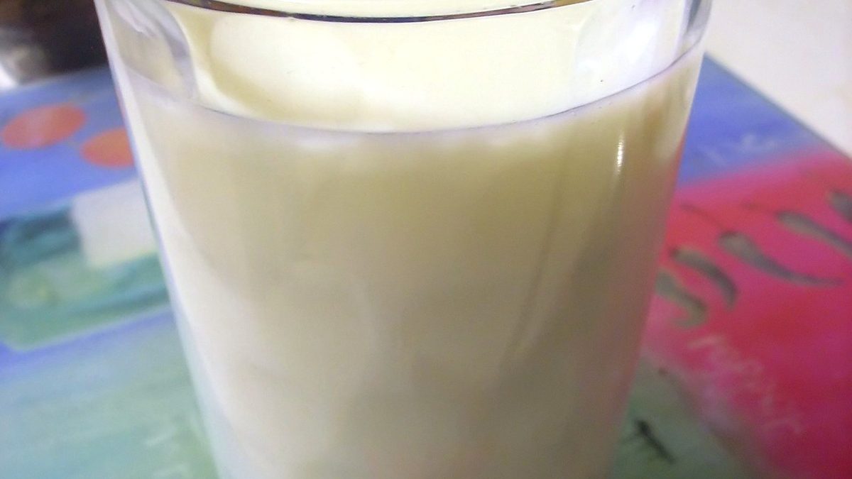 桌上一杯带水珠的牛奶