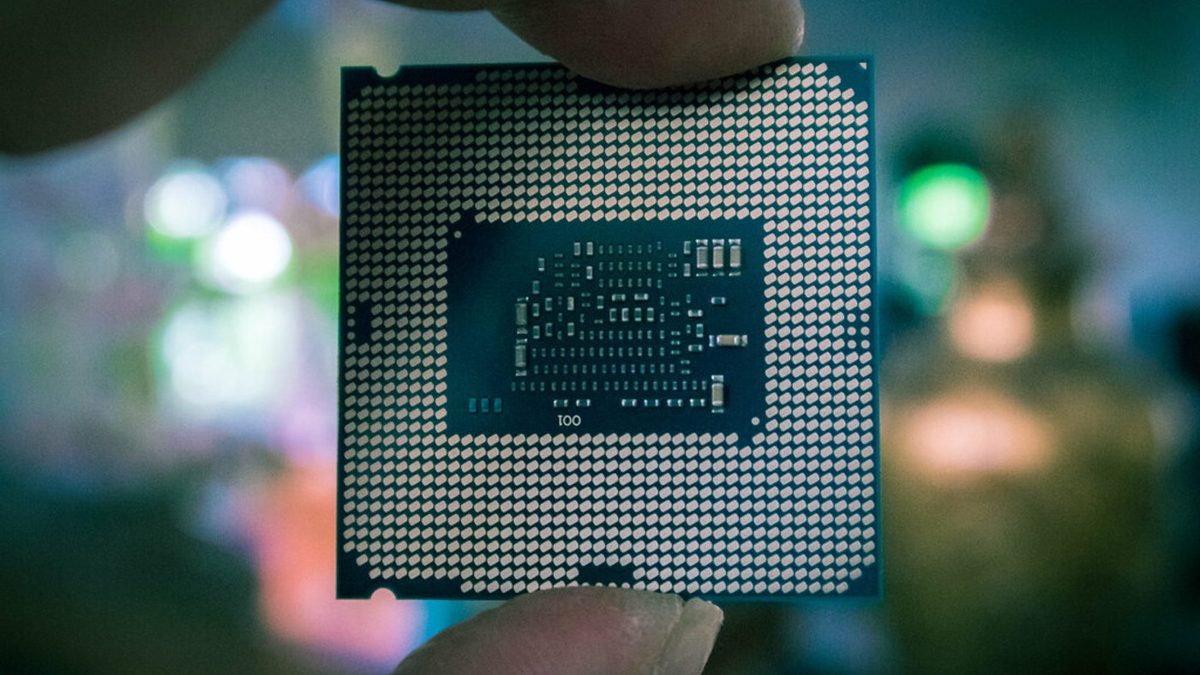 一只手拿着一颗 CPU 芯片