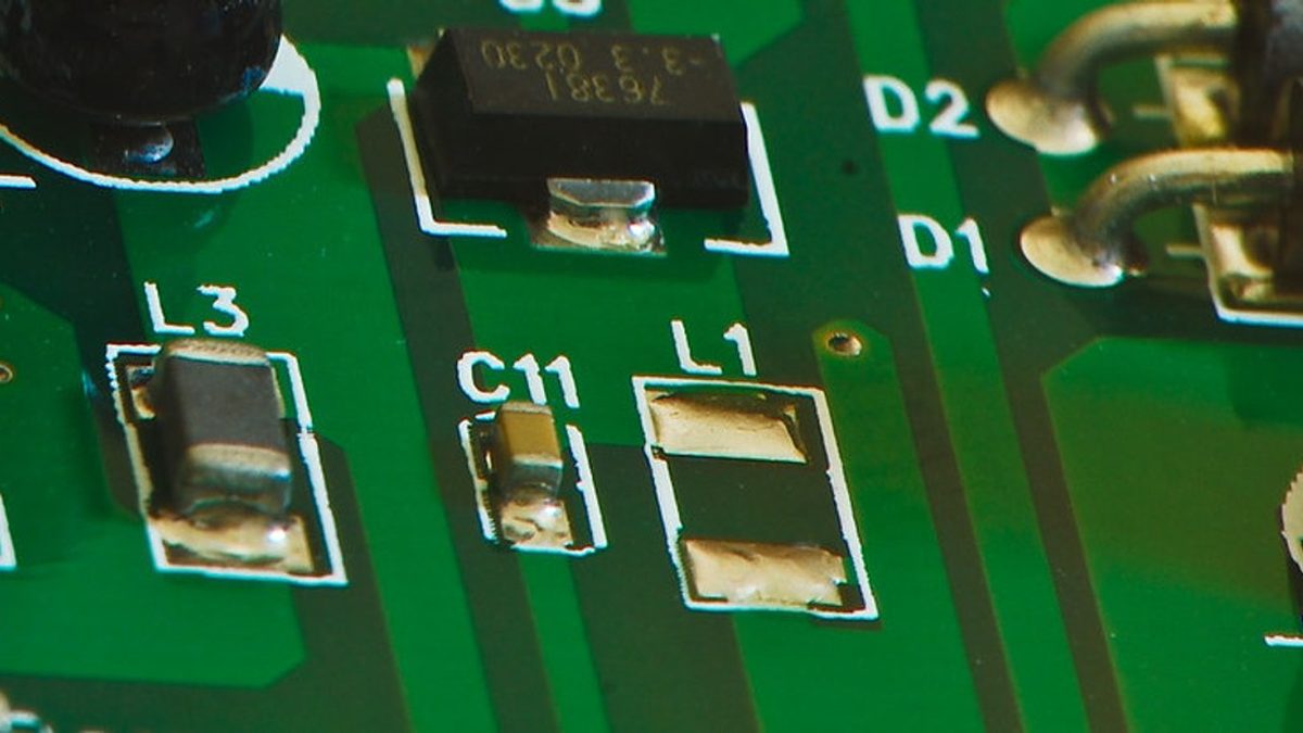 电路板上密布的贴片元件