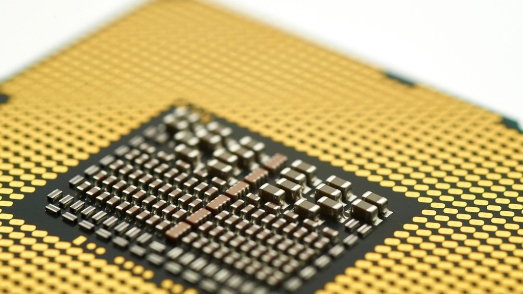 CPU 底部金色的触点阵列