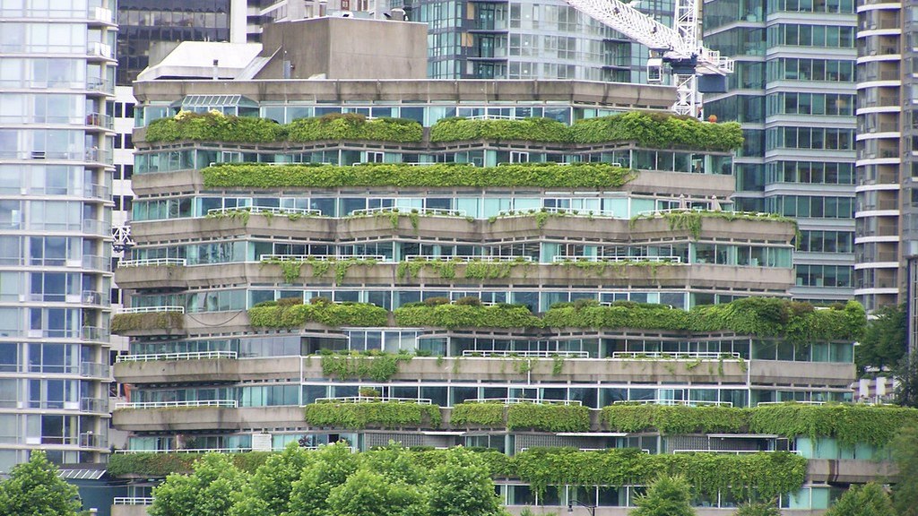带绿植阳台的现代建筑外立面