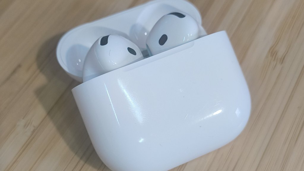 打开的白色无线耳机充电盒,里面放着两枚耳机
