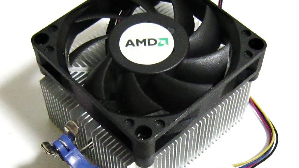 CPU 风冷散热器：黑色风扇与银色鳍片