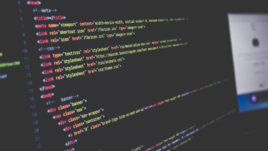 深色背景下的 HTML 源代码编辑界面