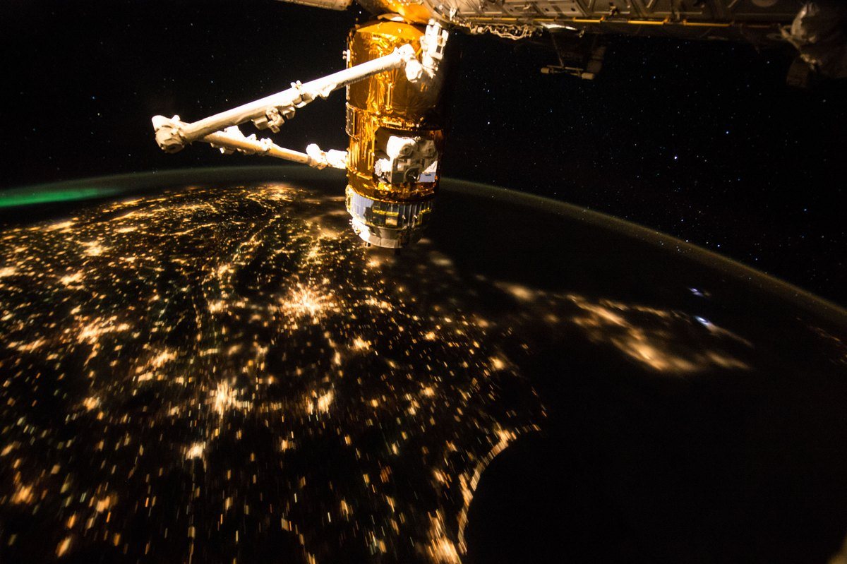 NASA 国际空间站拍摄的夜间地球，原图 4928×3280。来源 NASA，公共领域