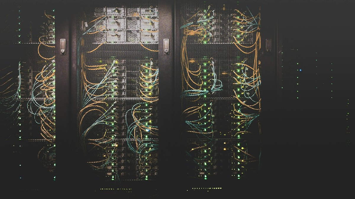 机房里的光纤,按 IP 反查归属是这次分析最费时间的环节