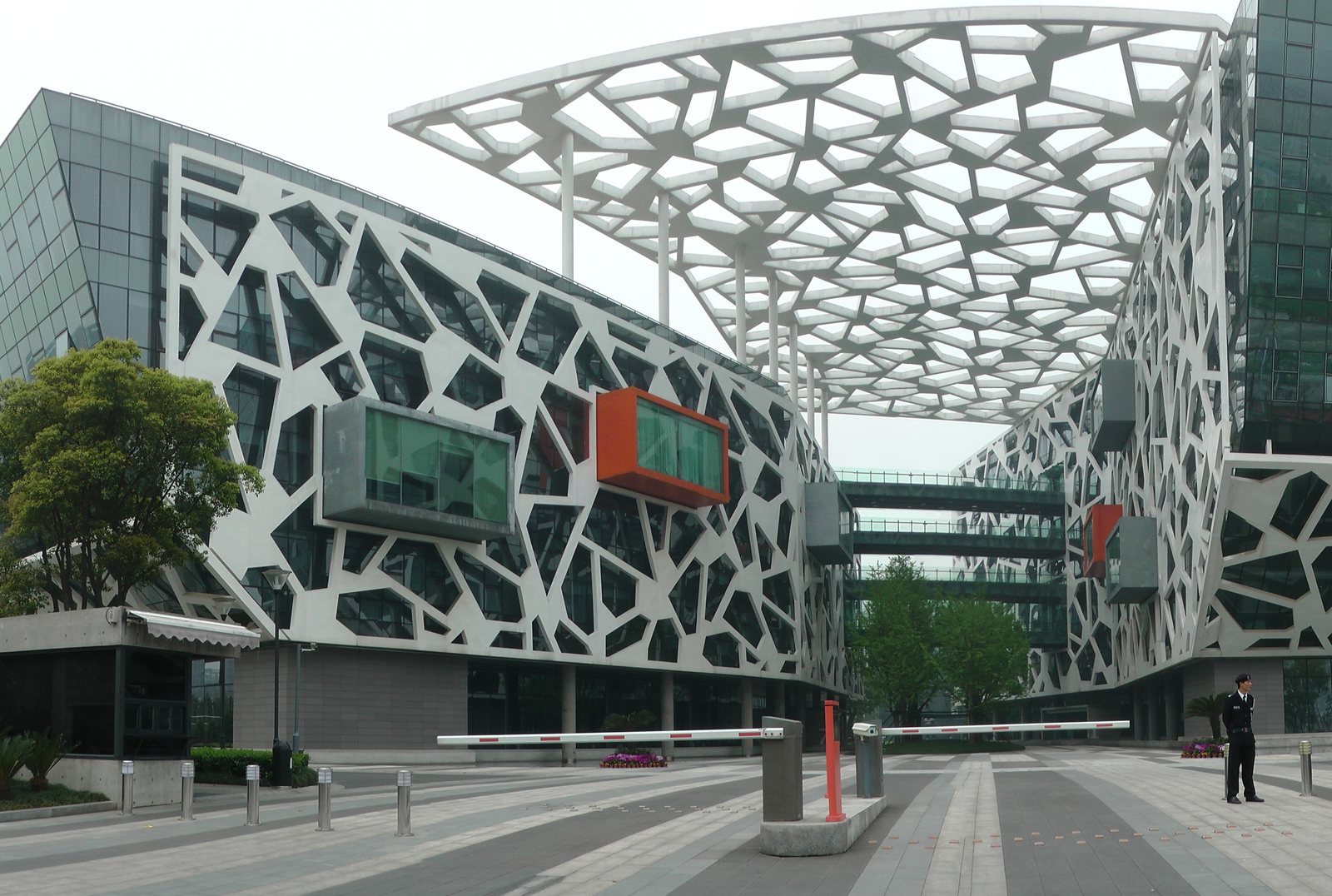 阿里巴巴集团总部。图片来源:Thomas LOMBARD,CC BY-SA 3.0