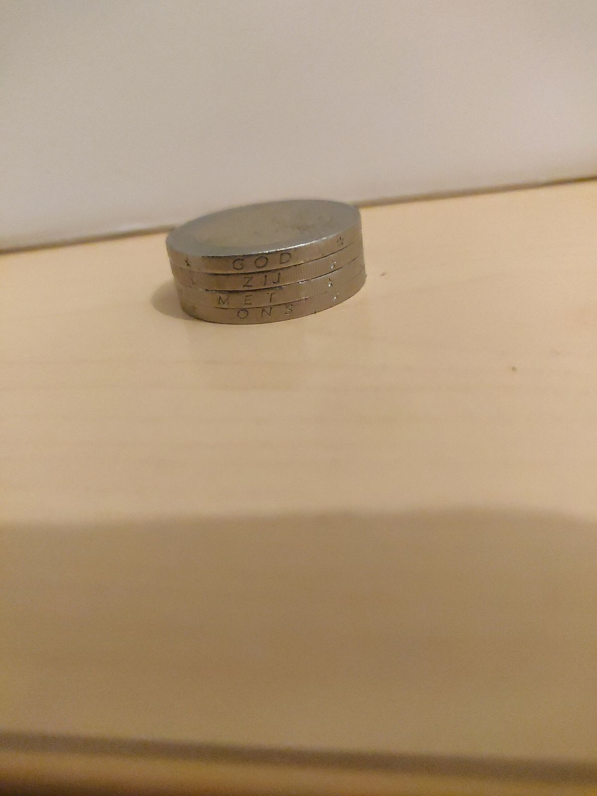一堆立起来的硬币。营收、亏损、算力承诺，最后都要落到同一张表上