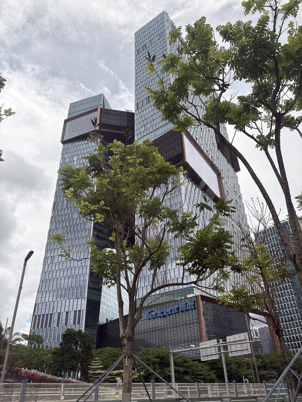 腾讯滨海大厦。模型和 App 都出自这家公司,开源放在三个平台上