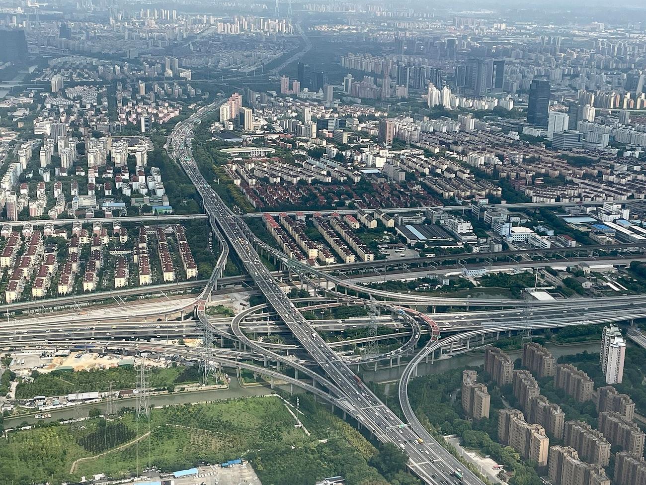 俯瞰视角的城市立交枢纽,车流密集