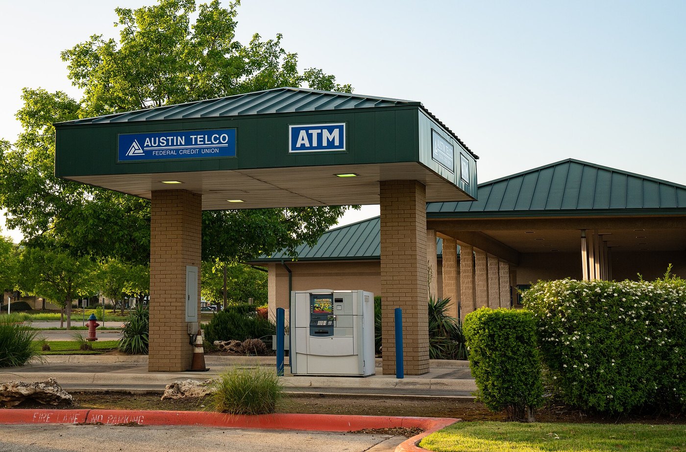 得州一家信用合作社的免下车 ATM。银行提醒的不是机器本身,是能替你操作机器的那个东西。图:Tony Webster / Wikimedia Commons,CC BY 2.0