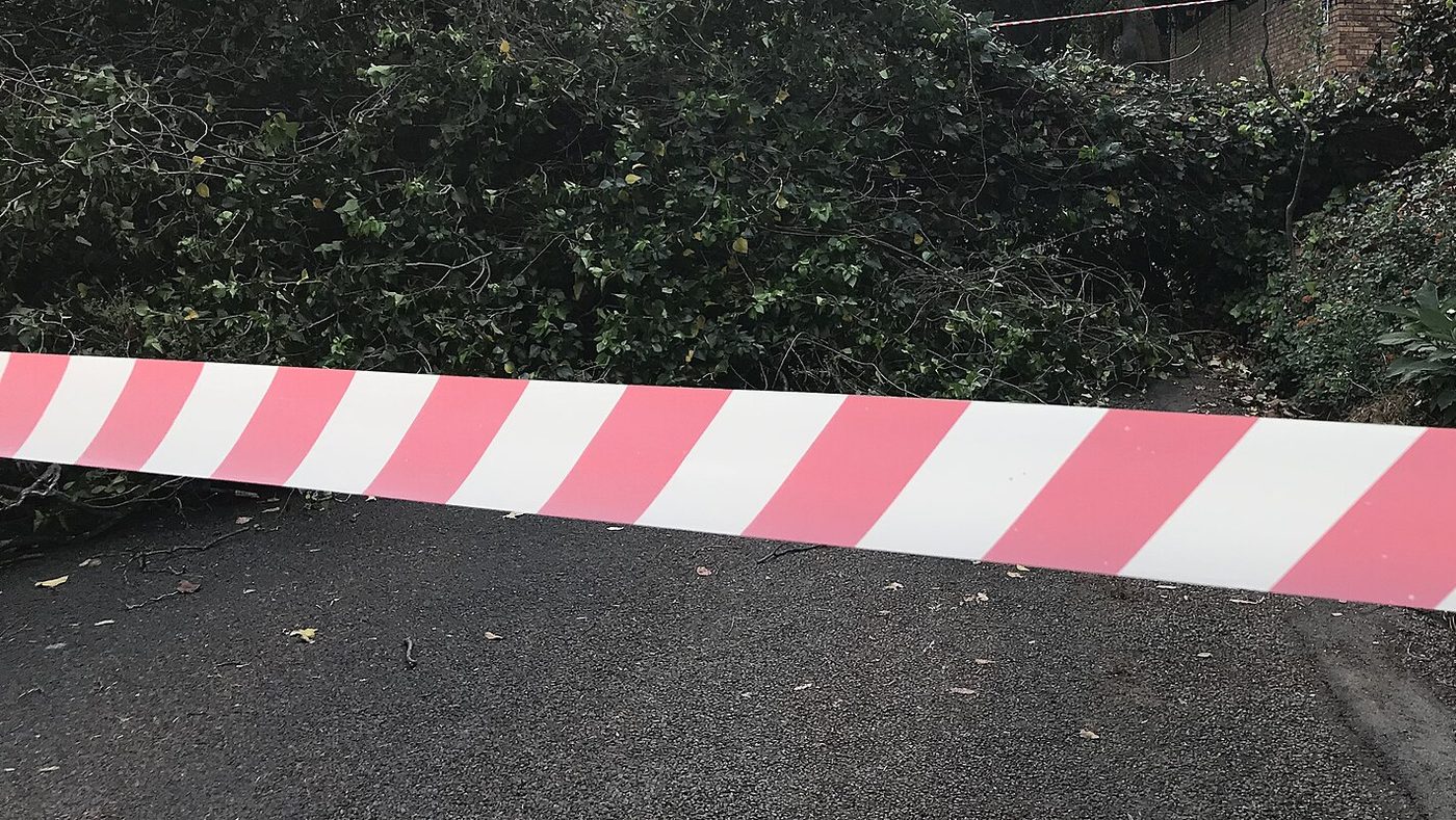 红白相间的警戒带横在路面上。线在哪儿，活就到哪儿。