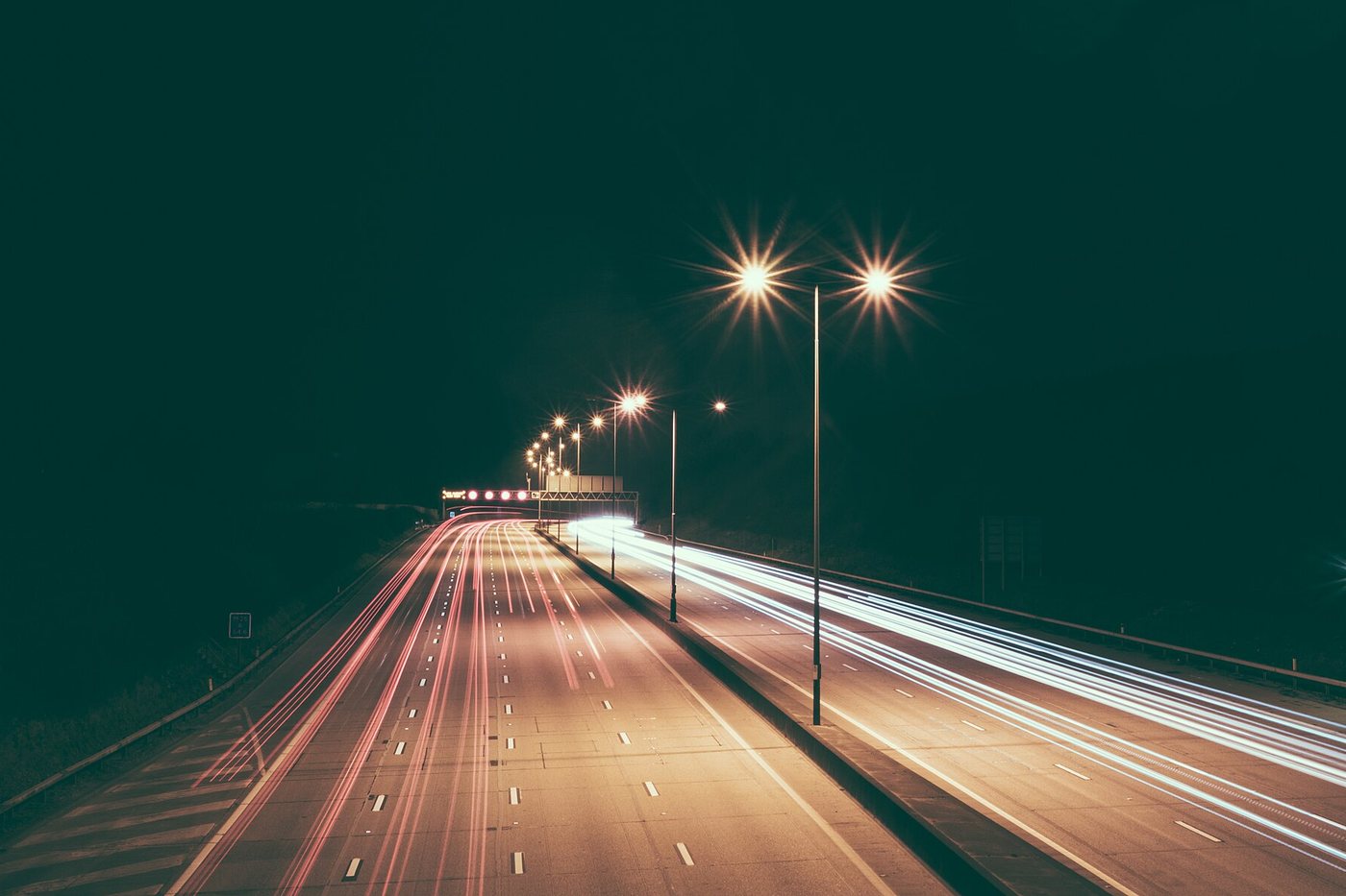 图：夜里高速公路上连成一条线的车灯