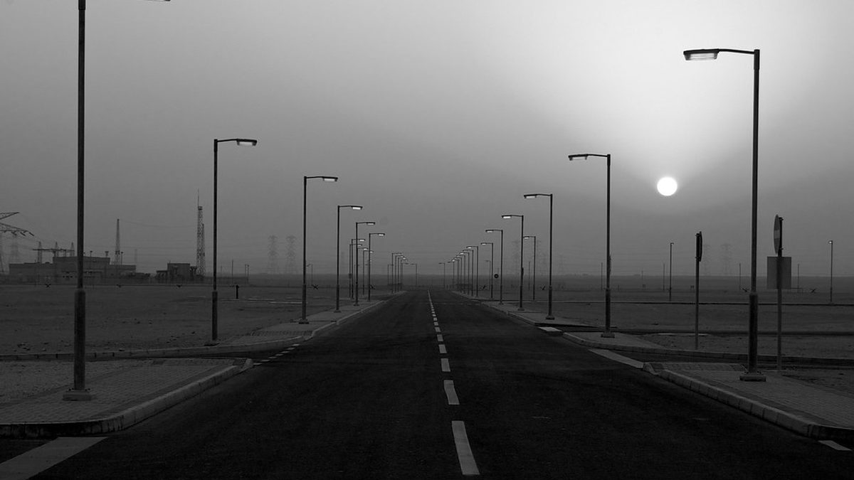 一个人站在十字路口