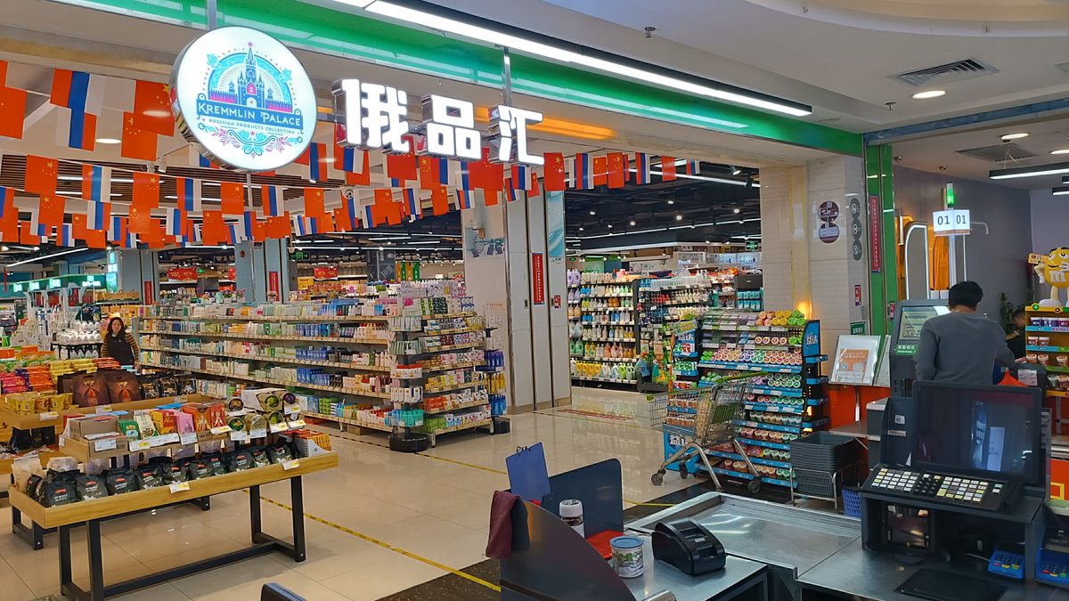 一屋子暖黄色的灯