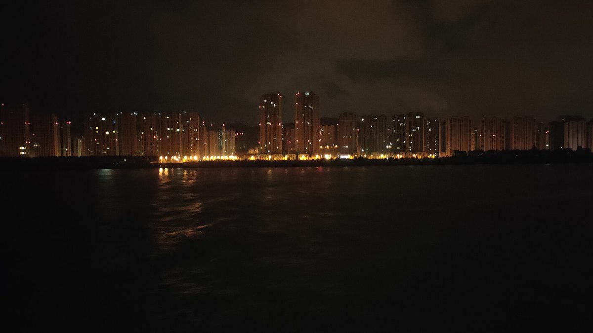 夜晚写字楼里一扇亮着的窗