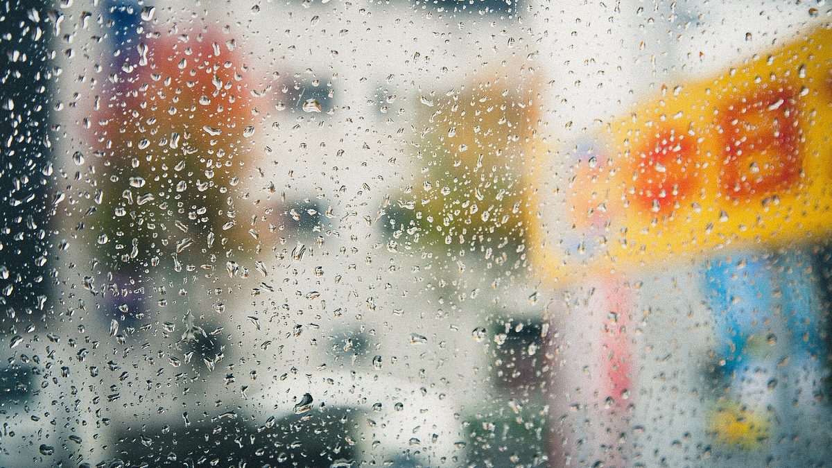 雨点打在窗玻璃上