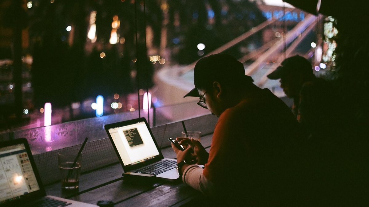 夜里,一个人对着电脑