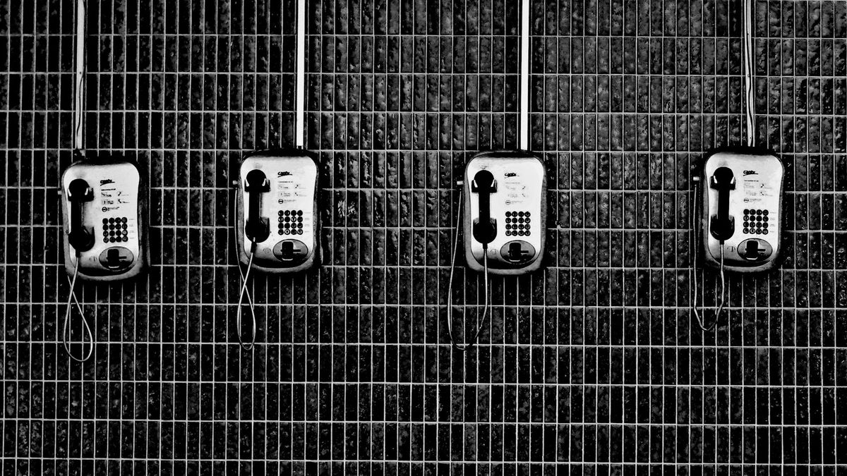 夜里十点,客厅只剩一盏灯