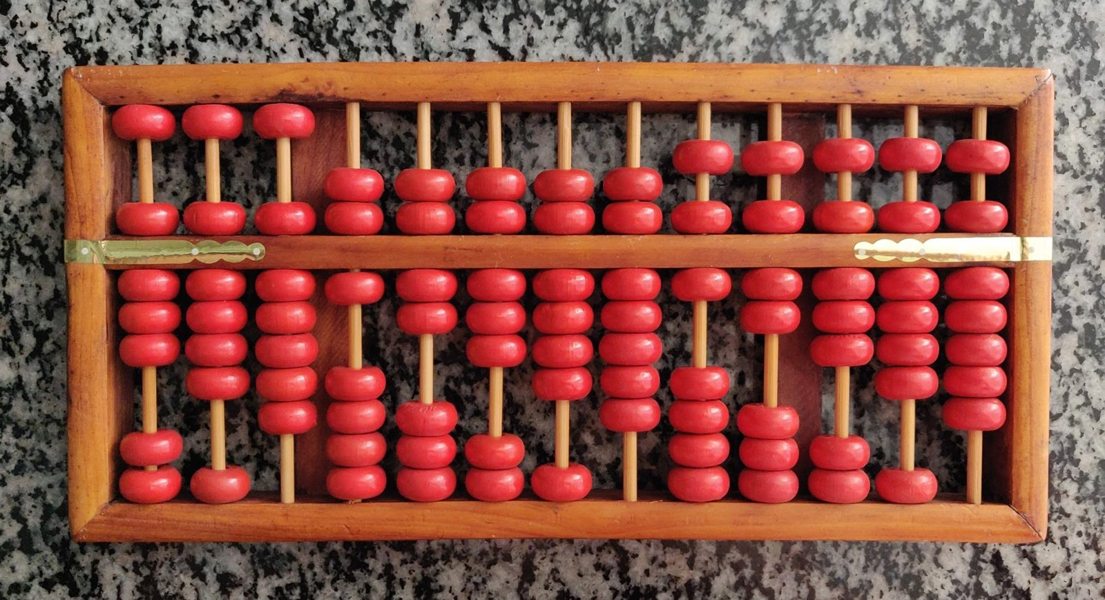 斑驳背景上的一把木算盘，红色珠子穿在木杆上