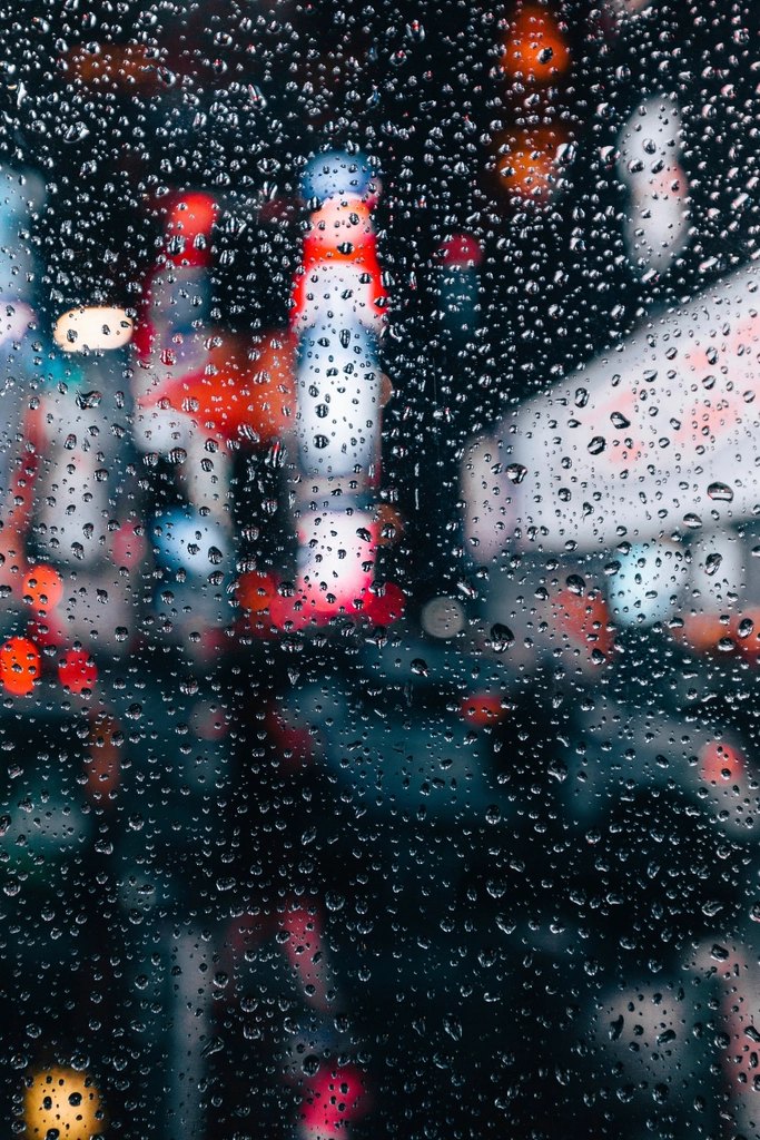 雨夜的城市霓虹，隔着布满水珠的玻璃看过去