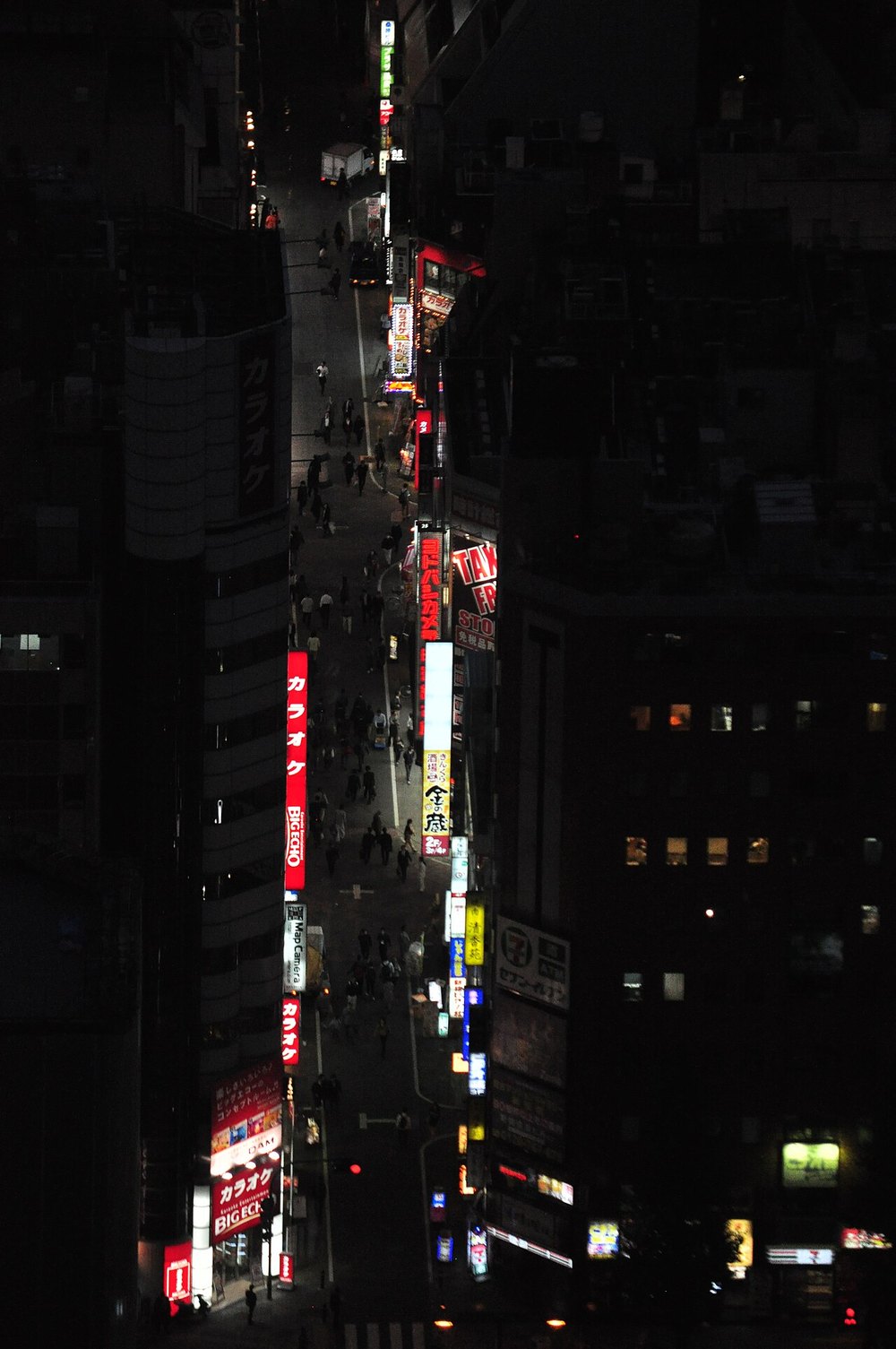 夜晚亮着灯的写字楼