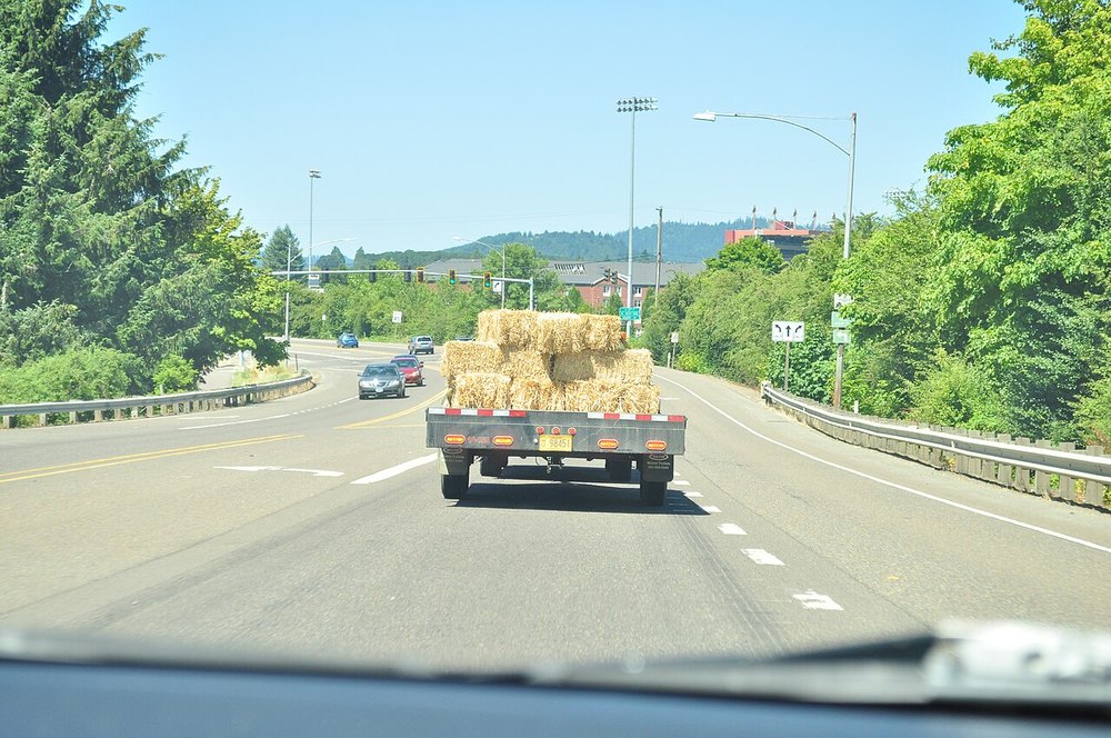公路上行驶的货车