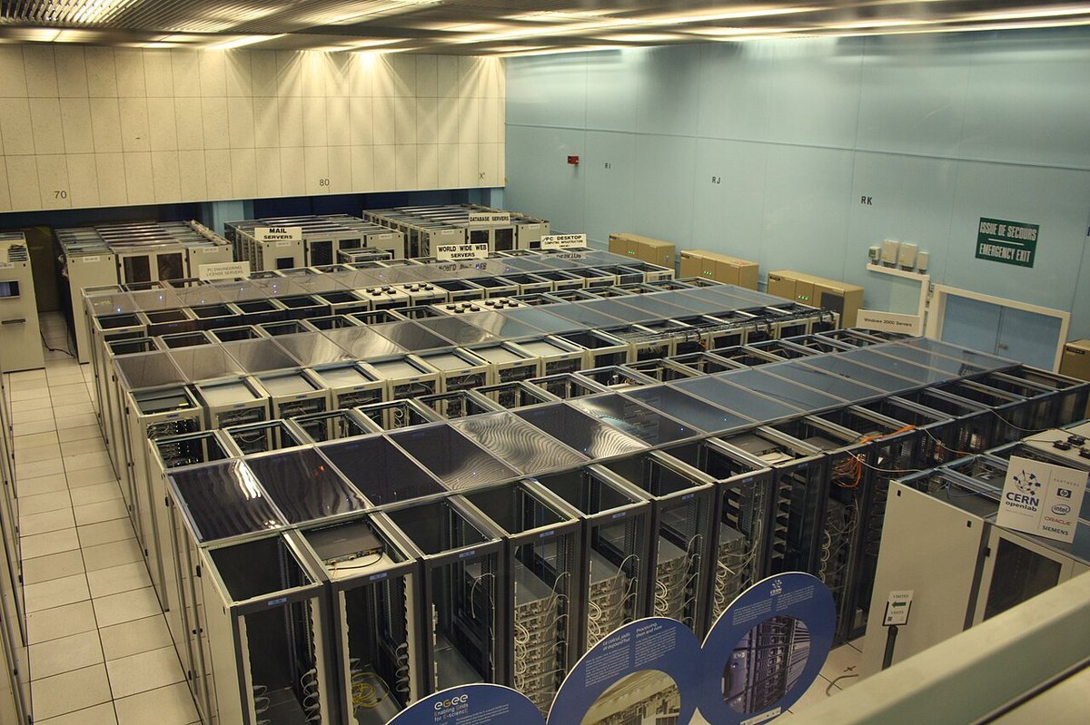 CERN 数据中心的机柜区,架子上挂着 DATABASE SERVERS 的标签。摄影 Hugovanmeijeren,Wikimedia Commons,CC BY-SA 3.0